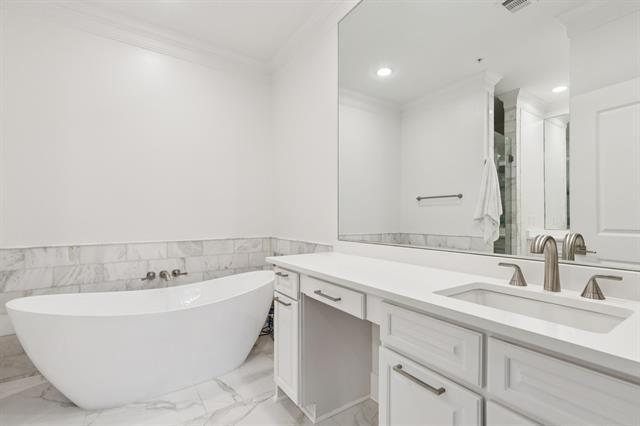 Building Photo - 6605 Bandera Ave