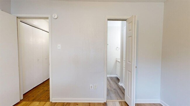 Building Photo - 412 University Oaks Blvd