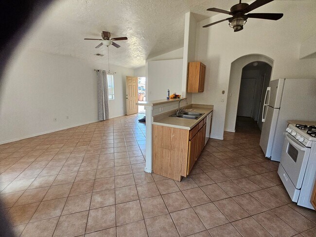 Building Photo - Clean THREE Bedroom Home For Rent