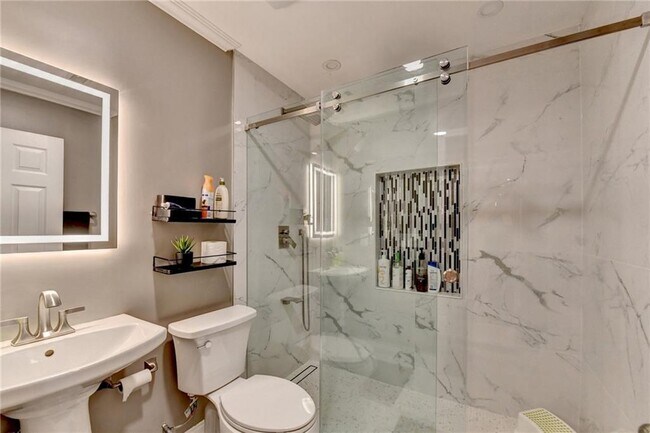 Building Photo - 770 Pimlicon Pl