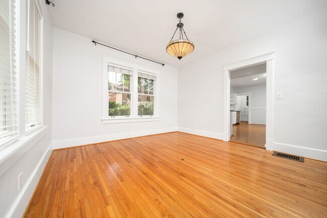 Building Photo - Charming 3BE/2BA cottage in a great location of Belmont-Hillsboro!