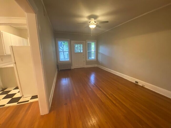 Building Photo - Great Large 1 Bedroom Apartment in VA High...