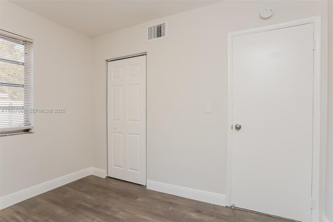 Building Photo - 1571 NE 44th St