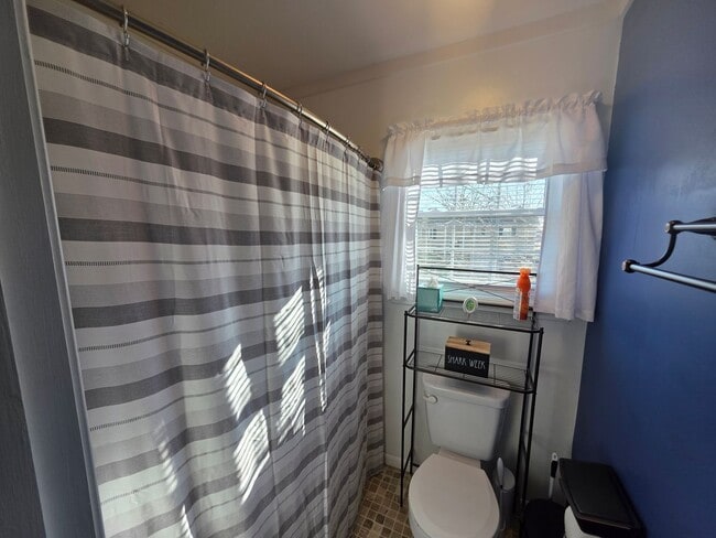 Building Photo - 802 Brentwood Ave