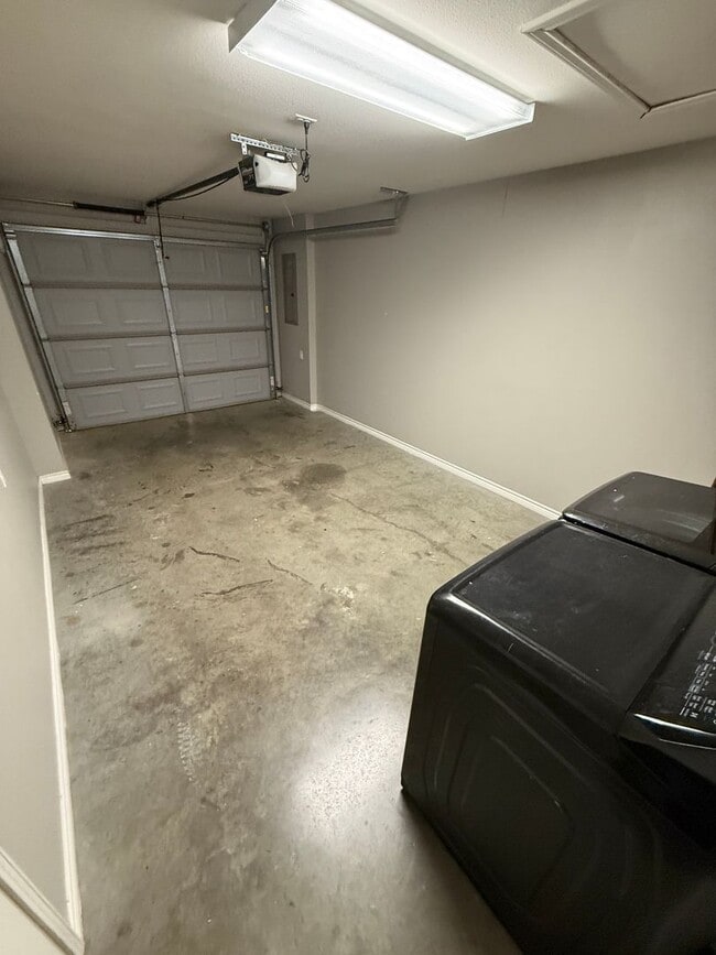 Building Photo - 3/2/1 near UT Tyler!