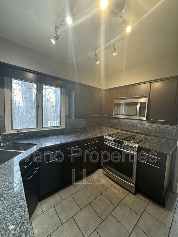 Building Photo - 15 Rivercrest Dr