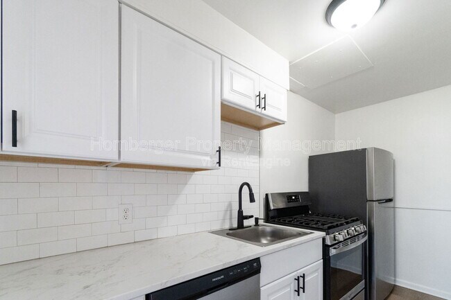 Building Photo - 1911 W 2nd Ave