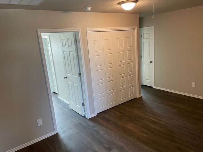 Building Photo - Available Now! Tour or Apply Today for This Charming 3 Bedroom, 2.5 Bath Home in Scott’s Hollow!