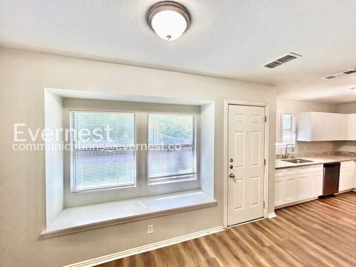 Building Photo - 230 Creek Cove Dr