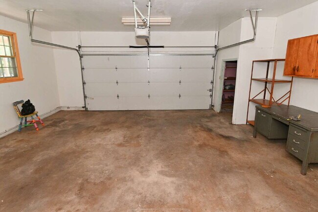 Building Photo - Charming 3-Bedroom Retreat with 2 Full Baths on South Meridian Street – 1516 Sq Ft of Comfort in ...