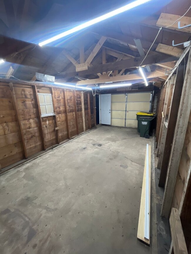 Building Photo - 2-1 House with Garage available 2/1