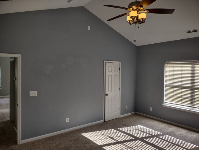 Building Photo - Beautiful move-in ready home located in th...
