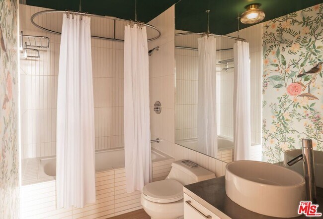 Building Photo - 6253 Hollywood Blvd