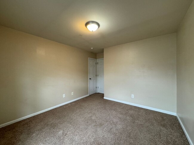 Building Photo - End Unit! Screened Porch!