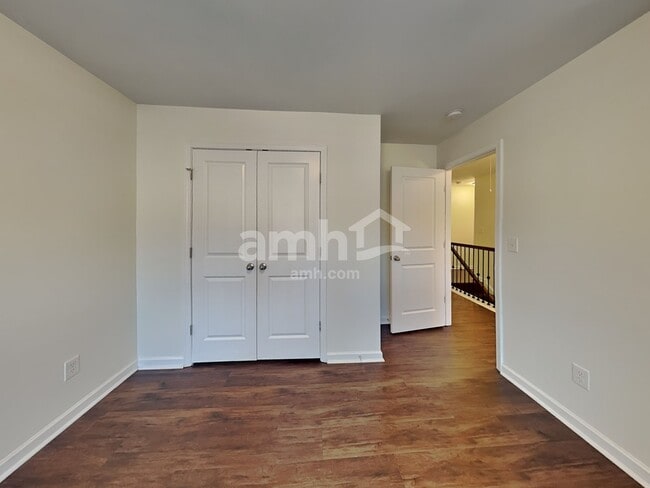 Building Photo - 1522 Balvaird Dr SE