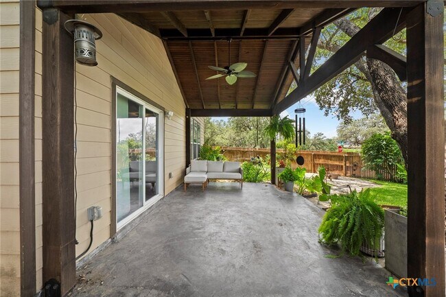 Building Photo - 220 Hinge Creek
