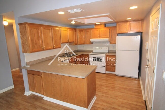 Building Photo - Cute 2bd/2ba Duplex with Garage - Walk to ...