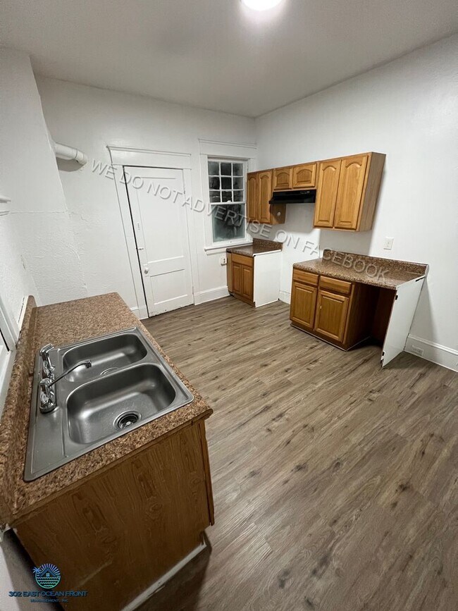 Building Photo - Spacious 2 Bedroom Home