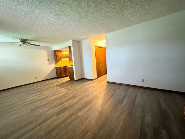 Building Photo - 3 bedroom 2 bathroom duplex In Broken Arrow!