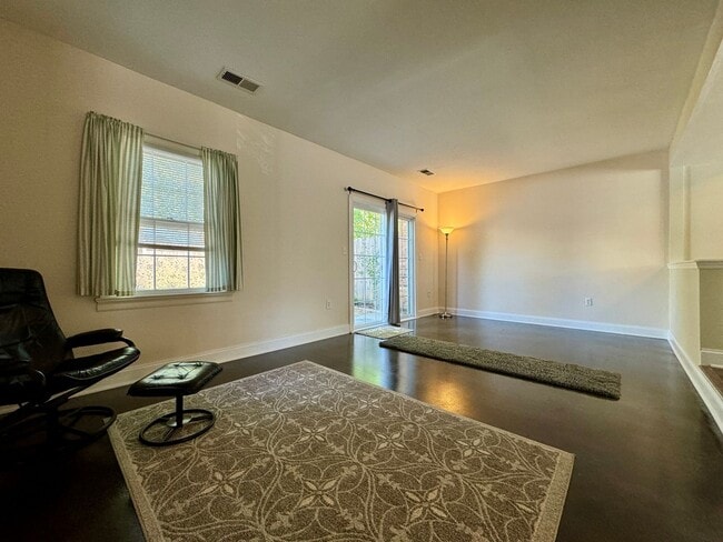 Building Photo - Comfortable Townhome in a Haymarket Square Community