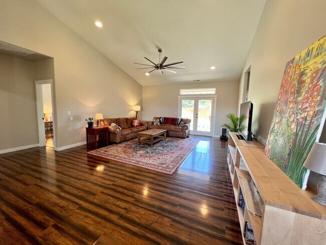 Building Photo - Modern 3 Bedroom Home