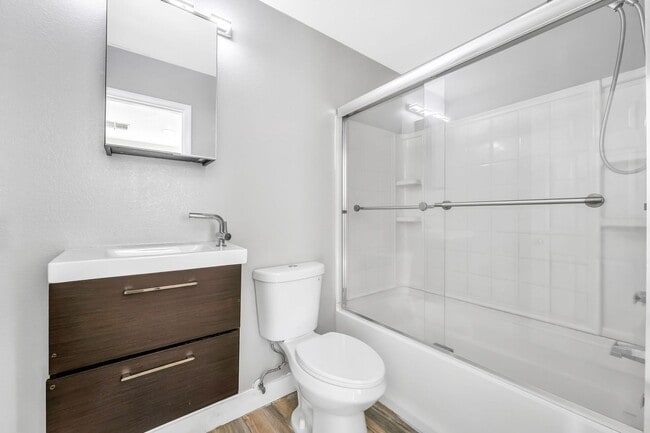 Building Photo - Stylish Hillside Townhome with Scenic Views in Gated Henderson Community!