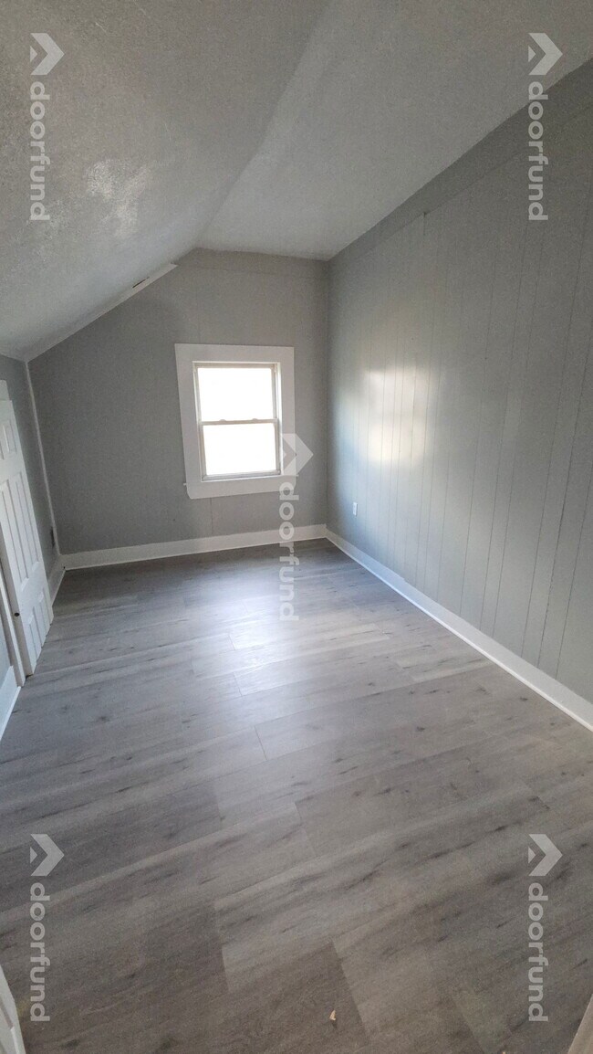 Building Photo - 418 River St