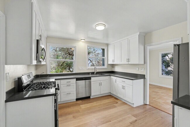 Building Photo - RENOVATED 3BR w/ Dining Room. VIEWS! Parking Avail., FREE Laundry!