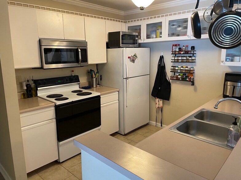 Kitchen - 380 Hildred Dr
