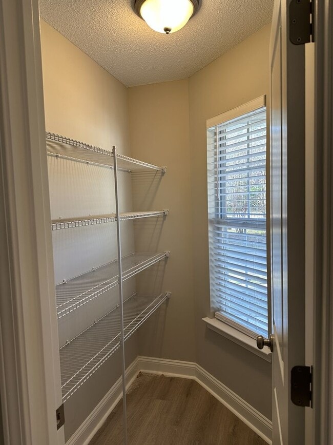 Building Photo - 1050 Rushing St