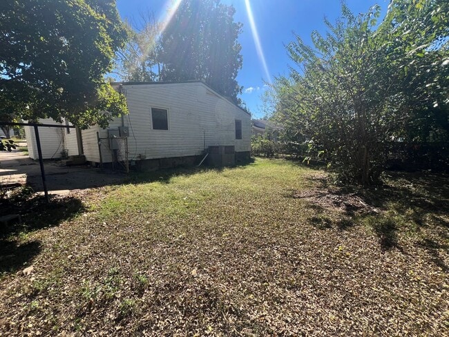 Building Photo - 3 bedroom 2 bathroom home