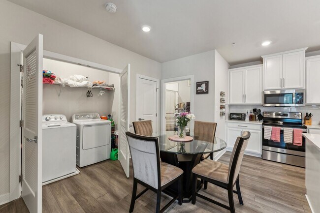 Building Photo - Gorgeous 2bd/2ba modern condo w/balcony located conveniently in MOSAIC AT WOODLAND PARK in Herndon.