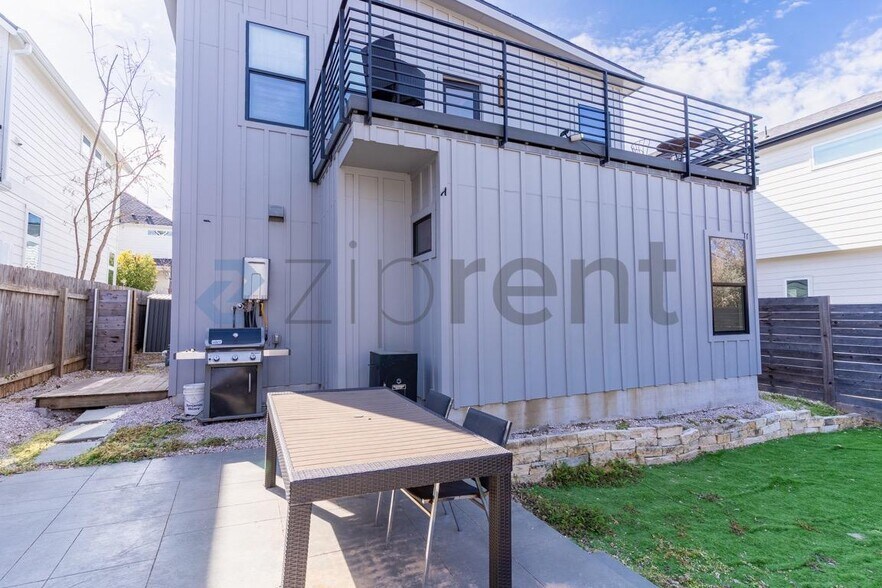 Building Photo - 2916 E 13th St