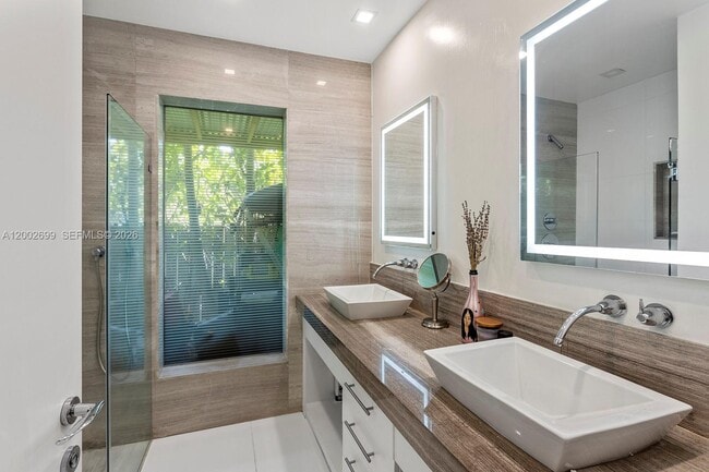 Building Photo - 570 NE 52nd Terrace