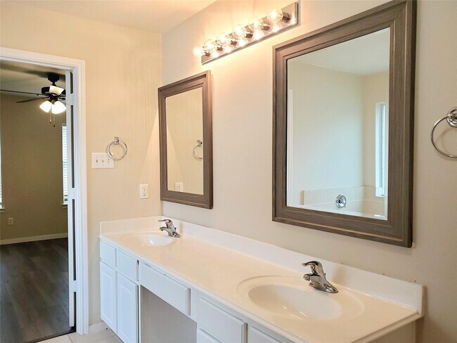 Building Photo - 14238 Englewood Park Ln