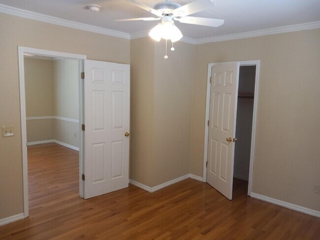 Building Photo - Charming & Updated Home Ready for Move-In