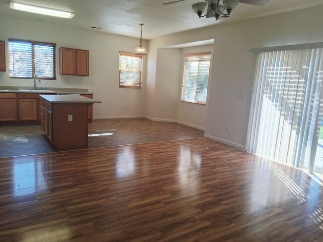 Building Photo - Great 3 Bedroom in Sutro Area