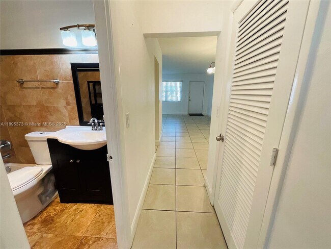 Building Photo - 419 Golden Isles Dr