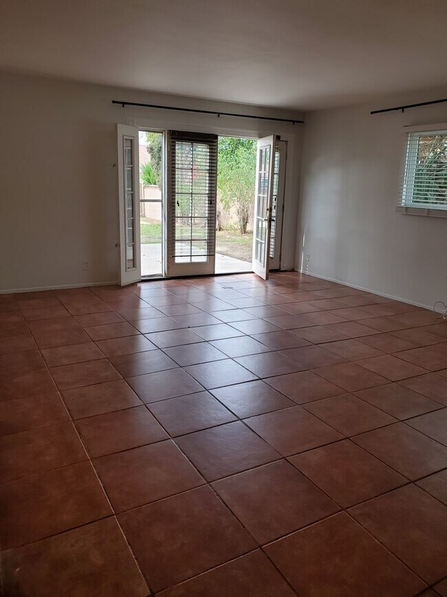 Building Photo - 3 bed/3 bath + LARGE BONUS ROOM and YARD for Assisted Living/Sober Living/Detox/Rehab Facility.