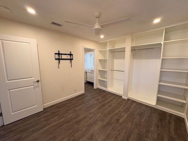 Building Photo - ***MOVE-IN SPECIAL*** AVAILABLE NOW! 2 Bedroom 2 bathroom upstairs unit located in Ontario