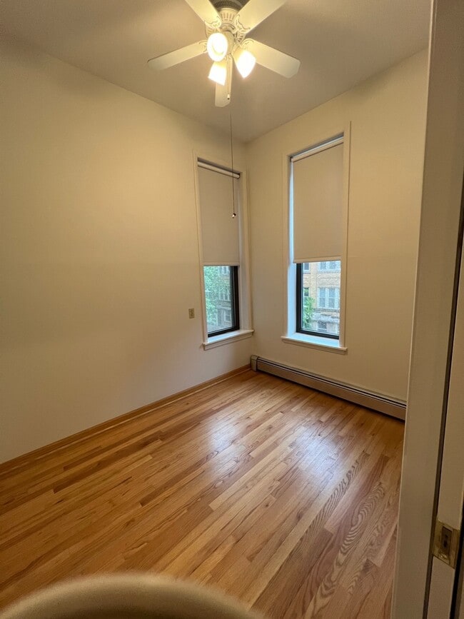 Building Photo - 452 W St James Pl