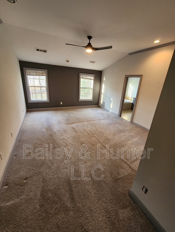 Building Photo - 3365 Regent Pl SW