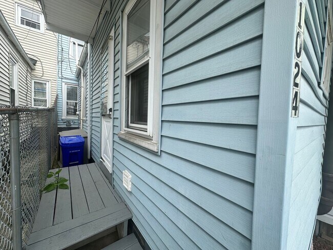 Building Photo - 1024 Birch St