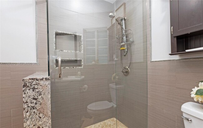 Building Photo - 1723 NE Miami Gardens Dr