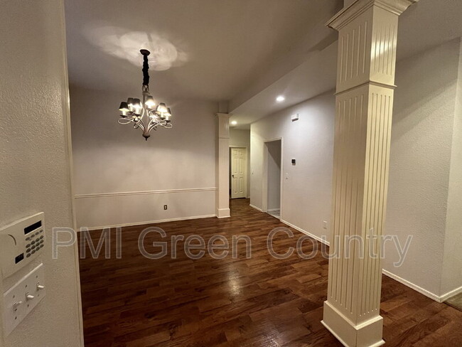 Building Photo - 305 N Aster Pl