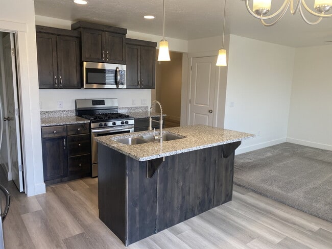 Building Photo - Beautiful 4-Bed Detached Townhome with 2.5...