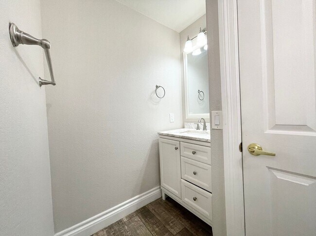 Building Photo - Charming 3-bedroom, 2.5-bathroom home