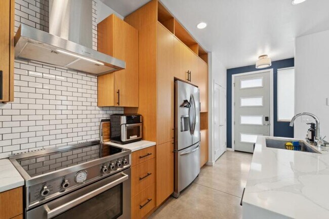 Building Photo - 3 bedroom in Seattle WA 98118