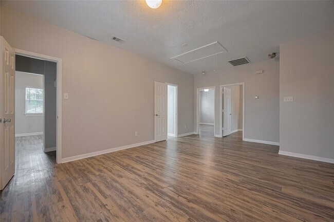 Building Photo - 5009 Willow Point Dr