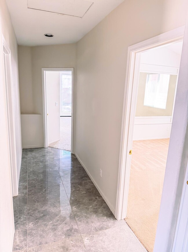 Building Photo - 8043 Shadowvale Dr